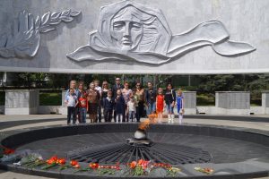 У мемориала павшим воинам