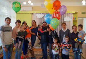 Сотрудники ПАО МТС и воспитанники центра