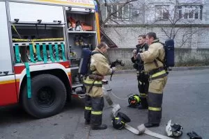 Пожарные говятся к тушению пожара