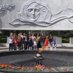 У мемориала павшим воинам