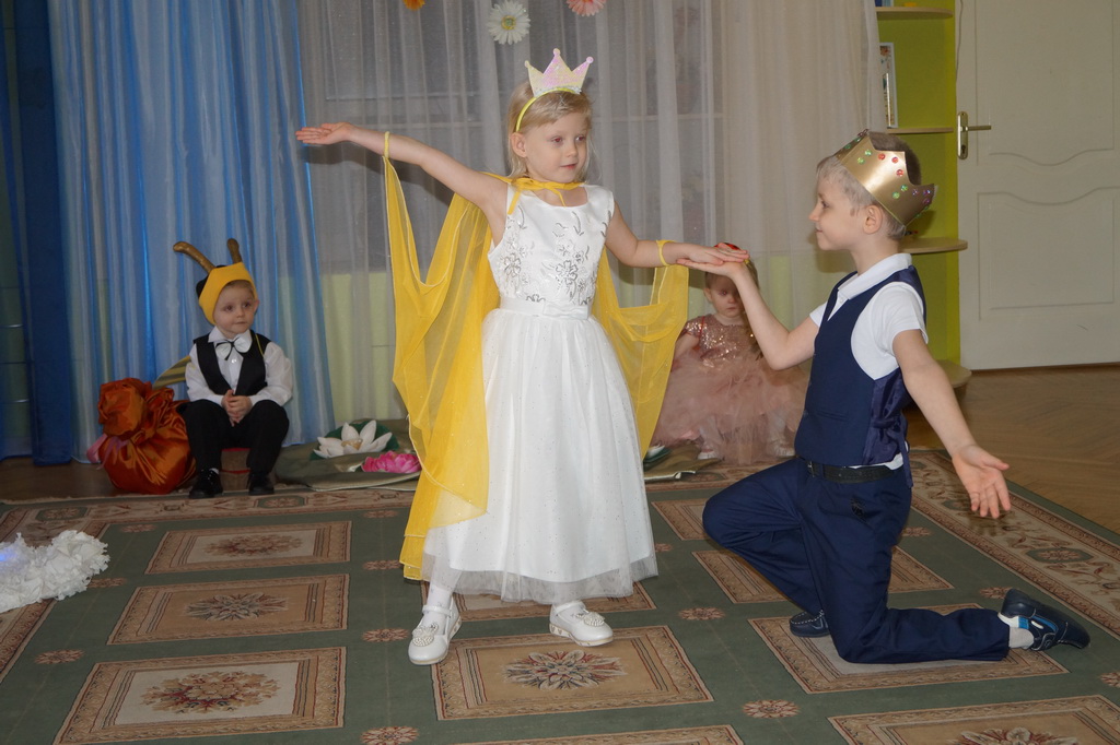 Перед ним королева стоит